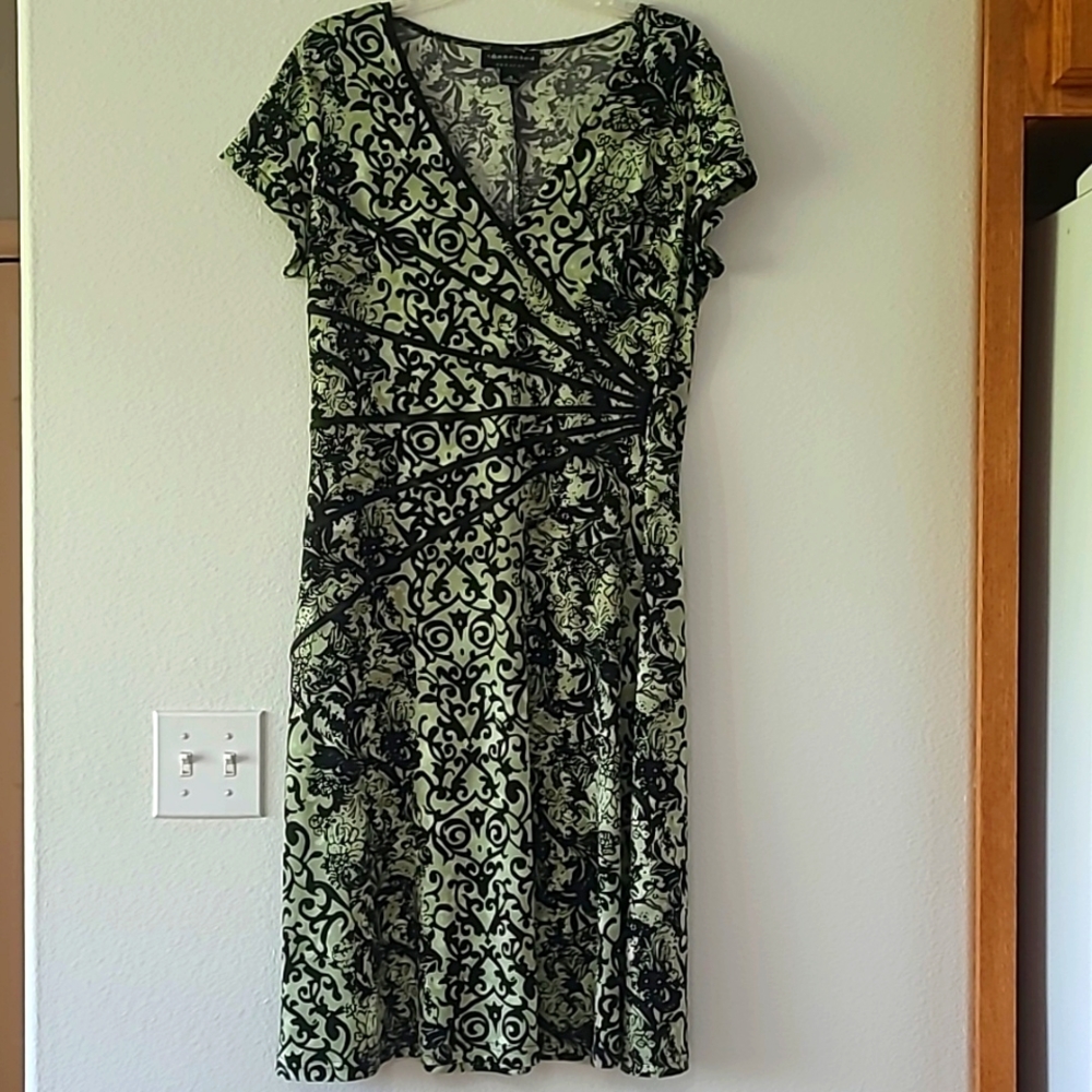 Connected swingy knit dress, short sleeves, size 16, light green & black, EUC